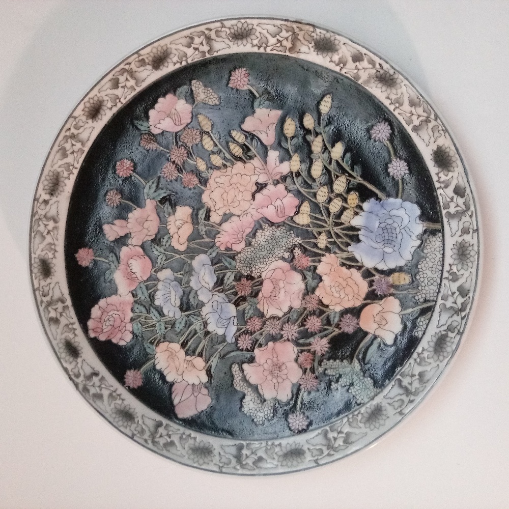 WBI 10-1/2" Collector Plate Black w/Soft Pastels